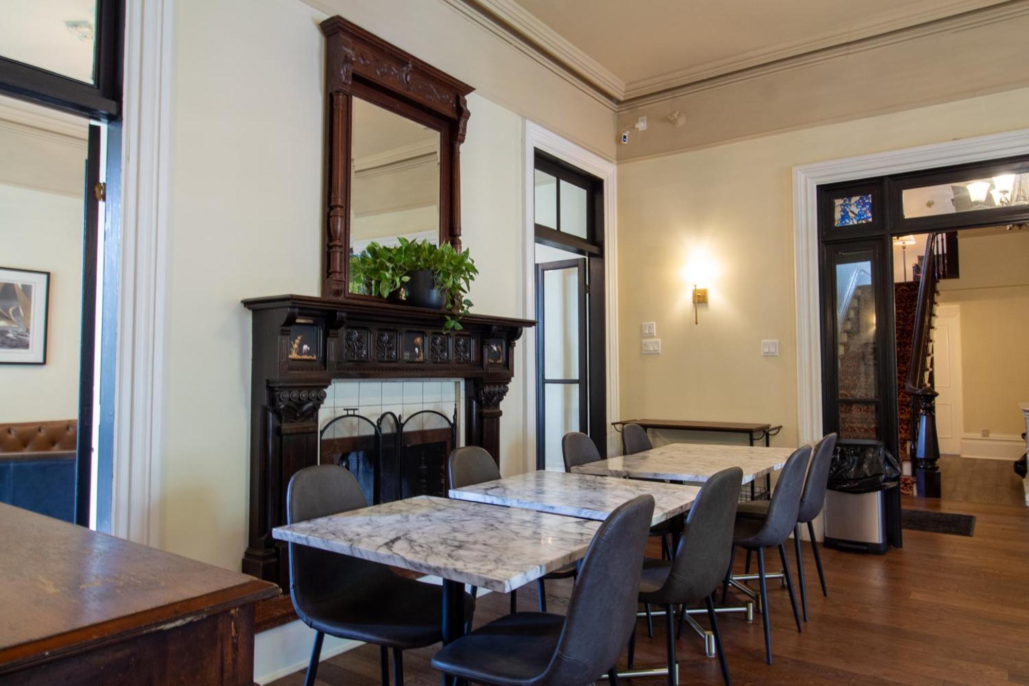 Hochelaga Inn Кингстън Екстериор снимка